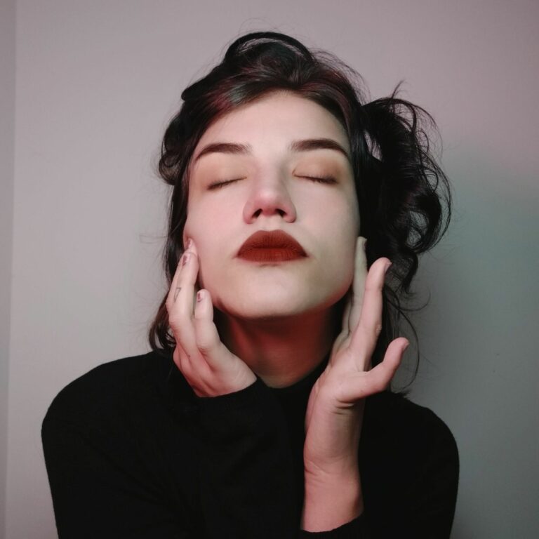 SOB O MUNDO DENTRO E AO REDOR